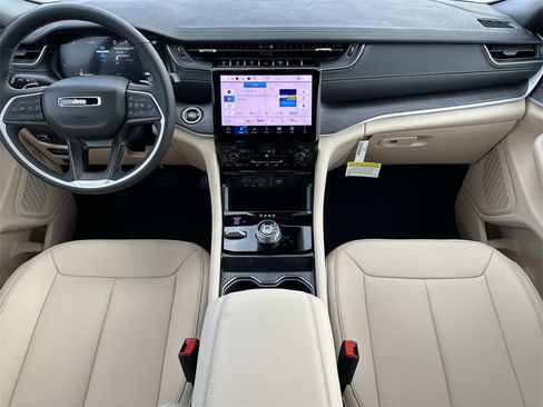 New 2025 Jeep Grand Cherokee Limited image 10
