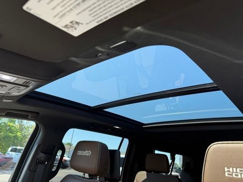 Used 2024 Chevrolet Suburban High Country AWD/4WD image 17