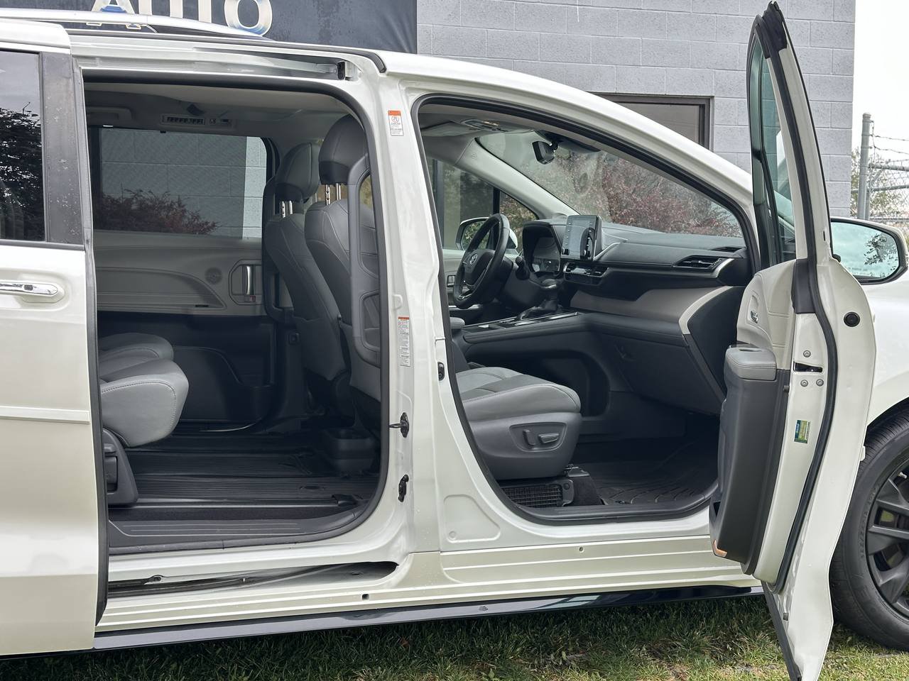 Used 2021 Toyota Sienna Limited AWD/4WD image 28
