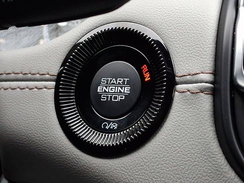 Certified 2025 Jeep Compass Limited image 27