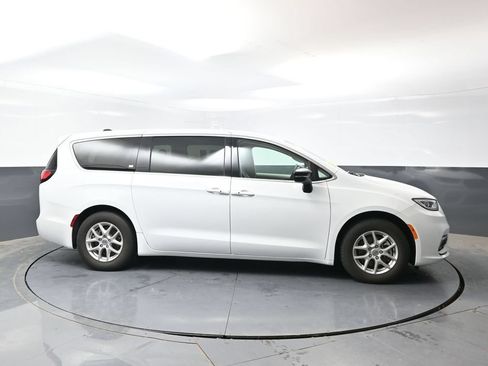 Used 2024 Chrysler Pacifica Touring-L FWD image 4