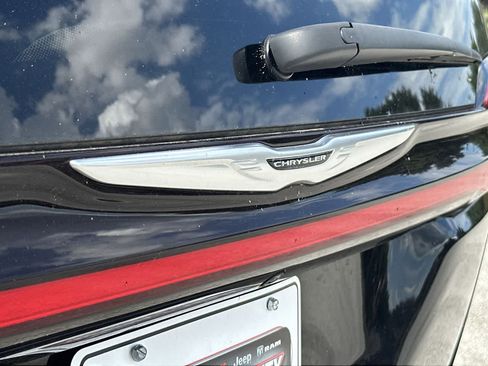 Used 2024 Chrysler Pacifica Touring-L FWD image 18