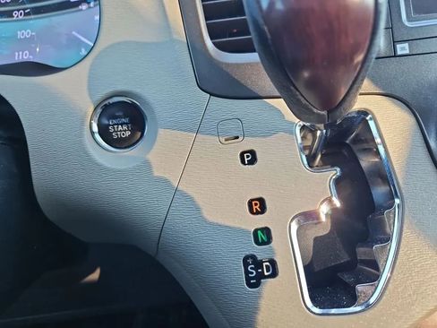 Used 2013 Toyota Sienna XLE w/ Premium Pkg image 38