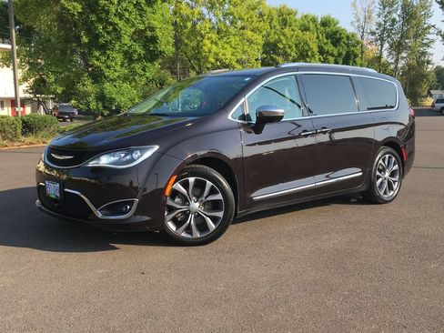 Used 2017 Chrysler Pacifica Limited FWD image 1