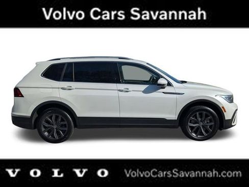 Used 2023 Volkswagen Tiguan SE w/ Panoramic Sunroof Package image 3