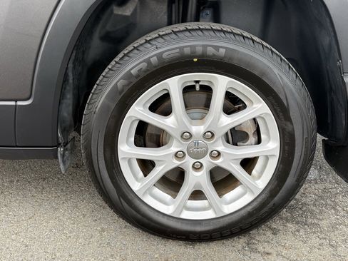 Used 2017 Jeep Cherokee Latitude w/ Safety/Convenience Group image 11