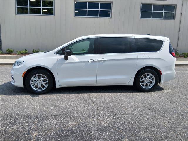 Certified 2024 Chrysler Pacifica Touring-L FWD image 6