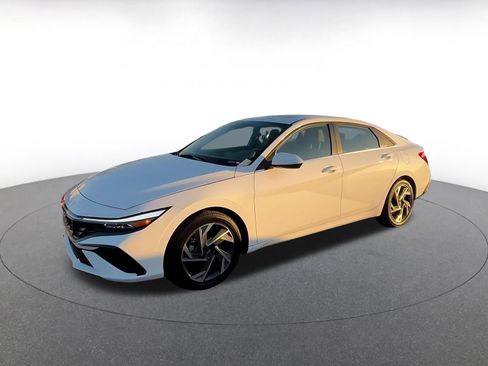 Used 2025 Hyundai Elantra SEL image 8