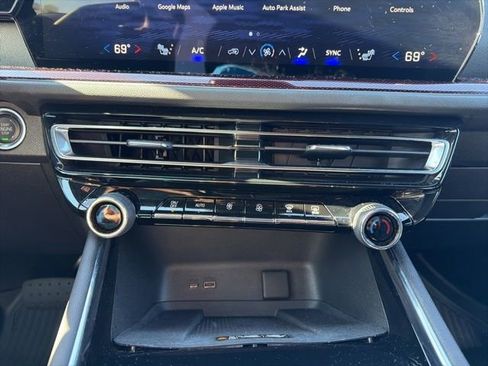 Used 2025 Chevrolet Traverse Z71 w/ Enhanced Driving Package AWD/4WD image 37