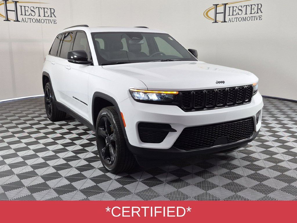 Used 2024 Jeep Grand Cherokee Altitude AWD/4WD image 2