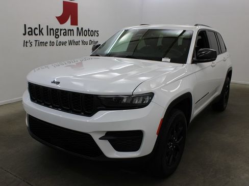 Used 2025 Jeep Grand Cherokee Altitude AWD/4WD image 2