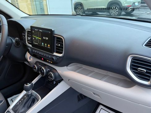 Used 2020 Hyundai Venue image 18