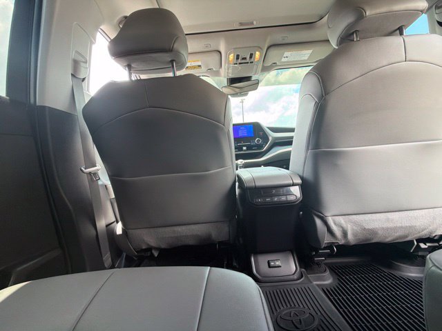 Used 2024 Toyota Highlander XLE AWD/4WD image 23