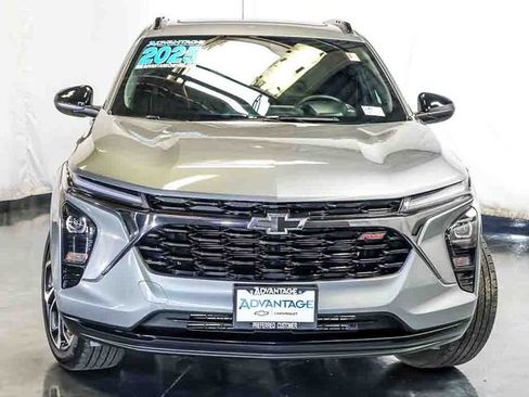 Used 2025 Chevrolet Trax RS w/ Sunroof Package FWD image 7