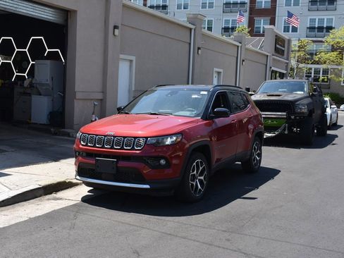 Used 2025 Jeep Compass Limited AWD/4WD image 2