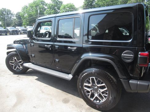 Used 2025 Jeep Wrangler Unlimited Sahara w/ Dual Top Group AWD/4WD image 14
