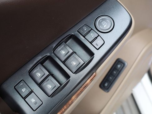 Used 2015 Chevrolet Suburban LTZ image 23