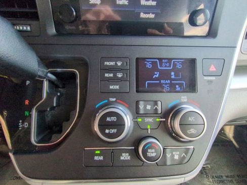 Used 2015 Toyota Sienna LE image 19