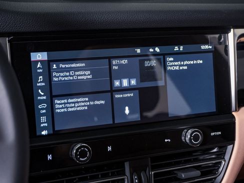 Certified 2025 Porsche Macan image 22