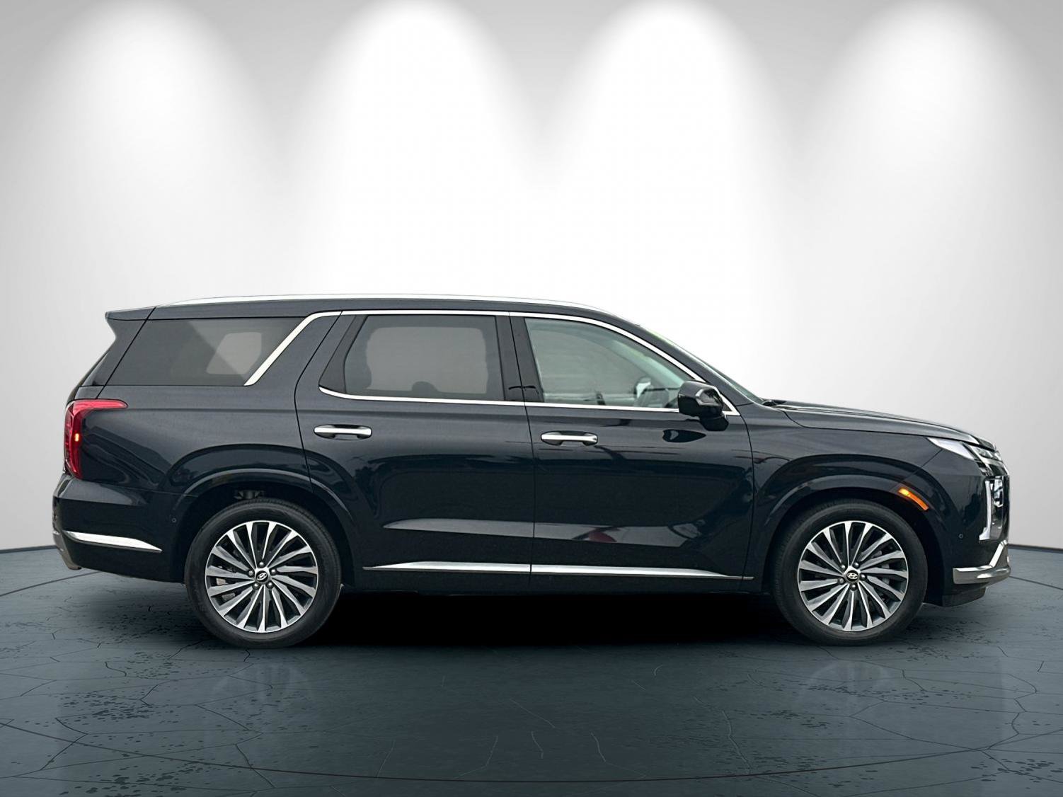 Used 2024 Hyundai Palisade Calligraphy FWD image 3