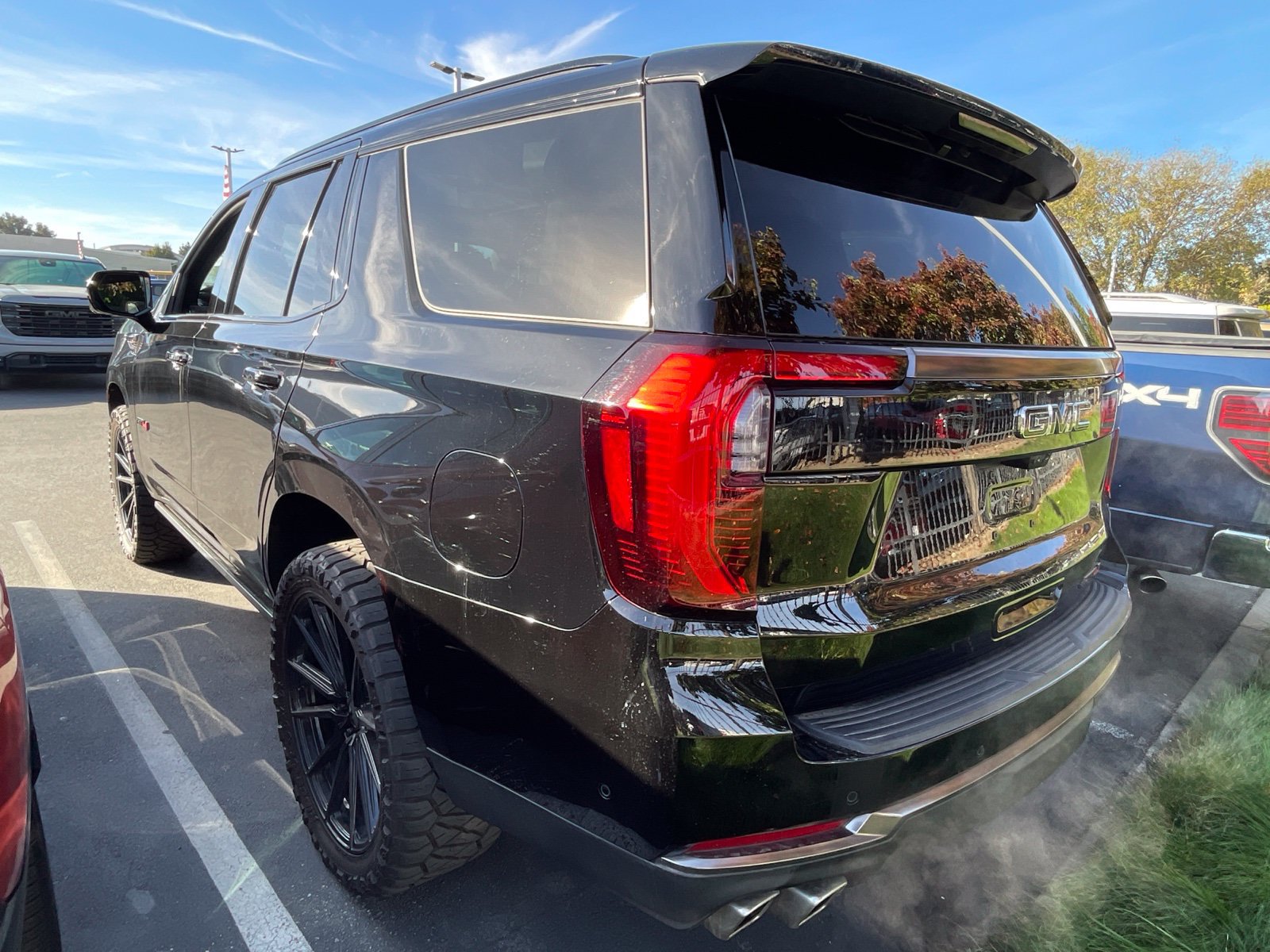 Used 2025 GMC Yukon AT4 Ultimate AWD/4WD image 2