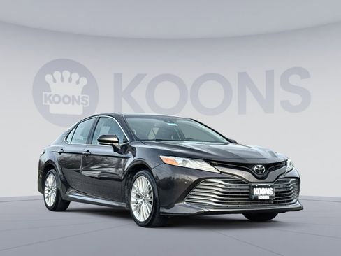 Used 2018 Toyota Camry XLE image 10