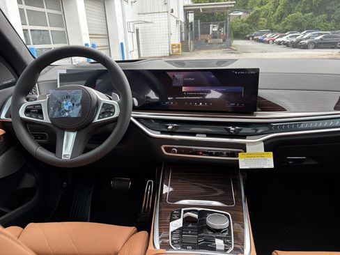 Used 2027 BMW X7 xDrive40i w/ M Sport Package AWD/4WD image 8