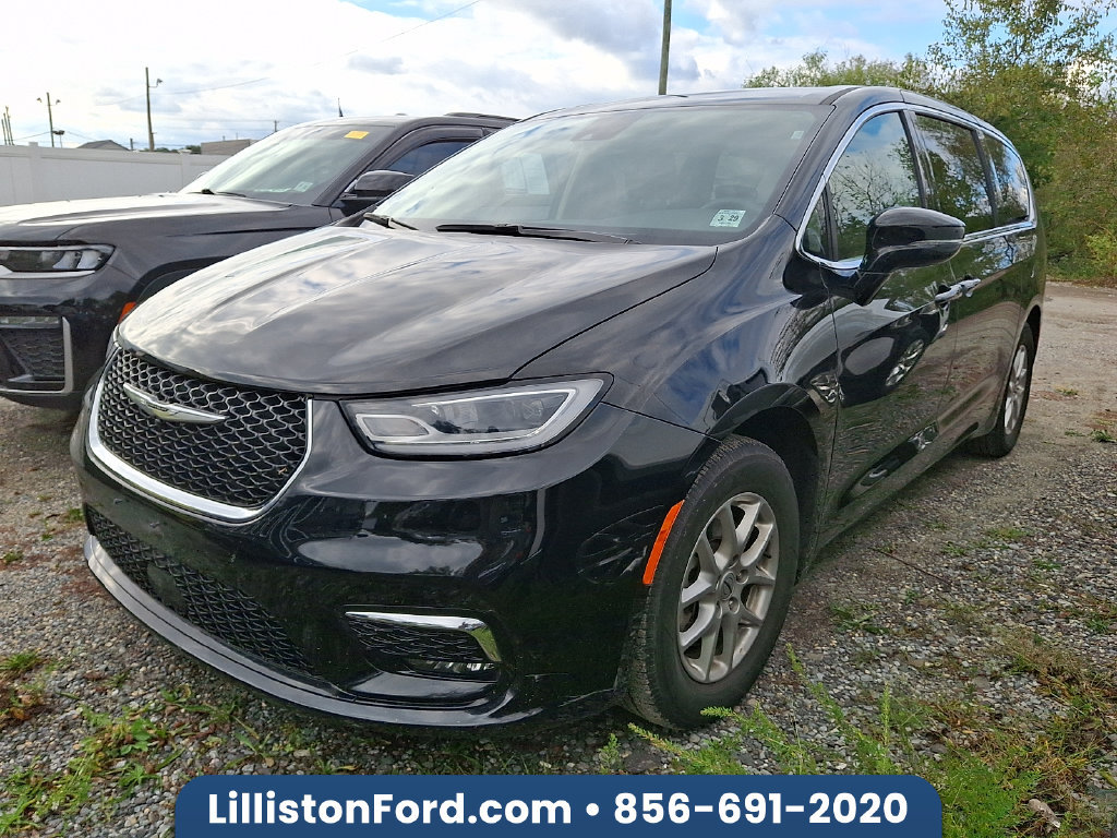 Used 2024 Chrysler Pacifica Touring-L FWD image 1