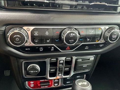 Used 2025 Jeep Wrangler Unlimited Rubicon w/ Convenience Group AWD/4WD image 16