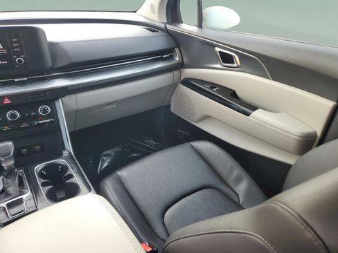 Certified 2024 Kia Carnival LX image 14