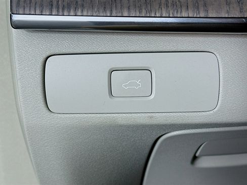 Used 2023 Volvo XC90 B6 Plus image 17