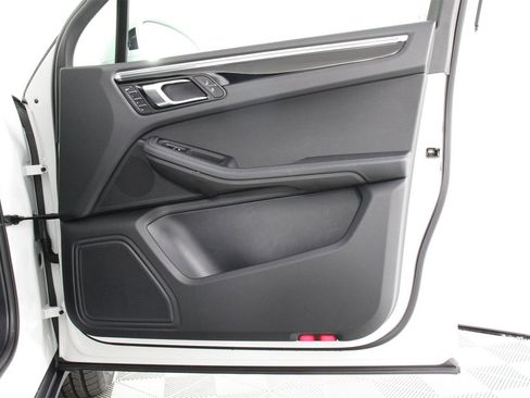 Used 2025 Porsche Macan image 23