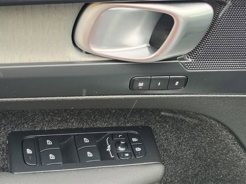 Certified 2025 Volvo XC40 B5 Plus image 9