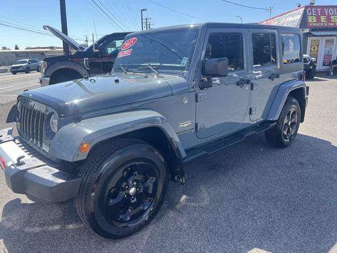 Used 2015 Jeep Wrangler Unlimited Sahara w/ Connectivity Group AWD/4WD image 3
