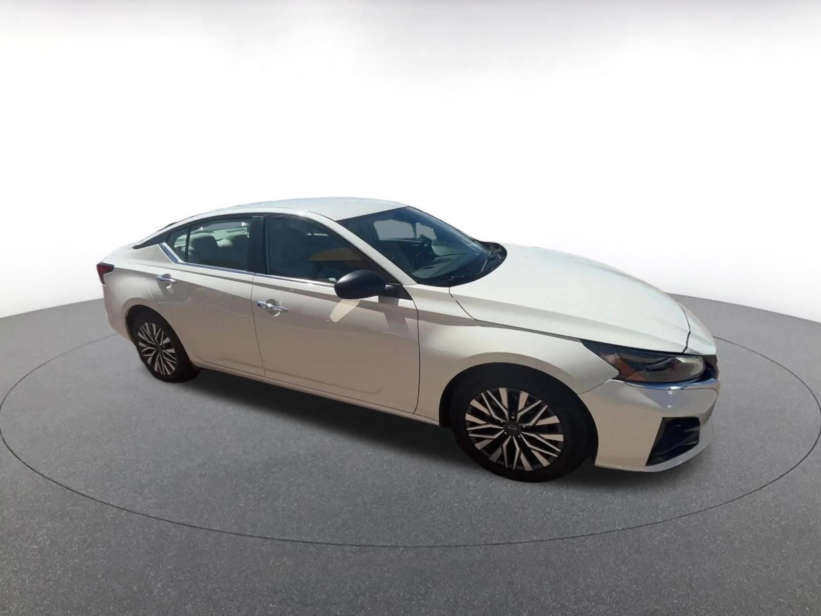 Used 2025 Nissan Altima 2.5 SV FWD image 2