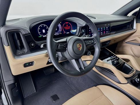 Certified 2024 Porsche Cayenne AWD/4WD image 4