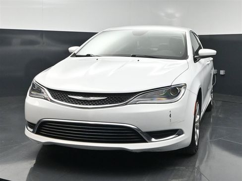 Used 2017 Chrysler 200 Limited Platinum w/ Comfort & Convenience Group FWD image 2