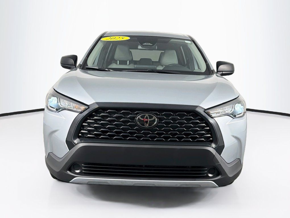 Used 2025 Toyota Corolla Cross L FWD image 2