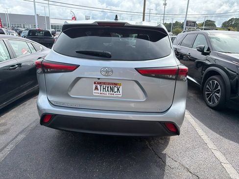 Used 2022 Toyota Highlander LE FWD image 5