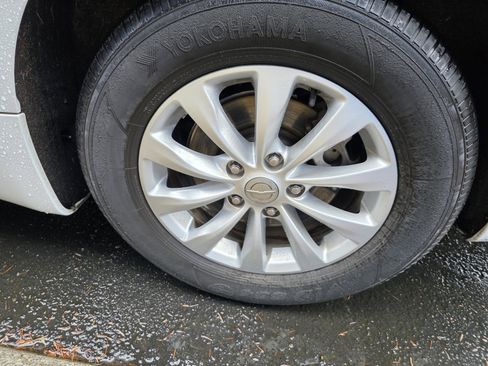 Used 2019 Chrysler Pacifica Touring-L image 9