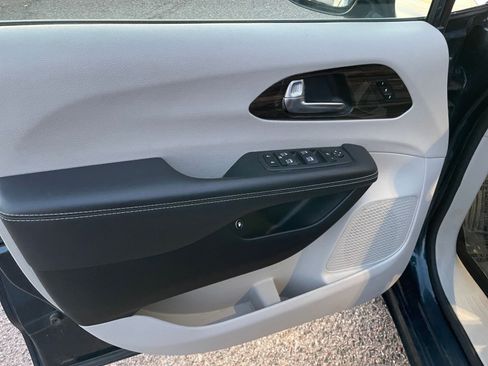 Used 2023 Chrysler Pacifica Limited image 21