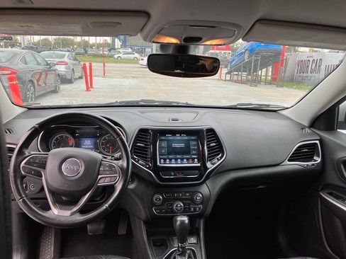Used 2019 Jeep Cherokee Limited FWD image 32