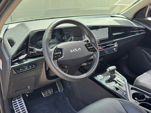 Used 2023 Kia Niro SX Touring FWD image 13