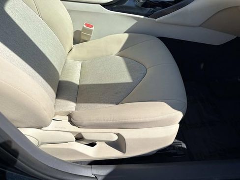 Used 2020 Toyota Camry LE FWD image 10