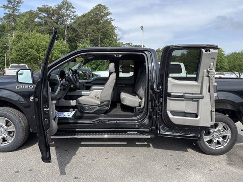 Used 2015 Ford F150 XLT w/ Equipment Group 301A Mid RWD image 10
