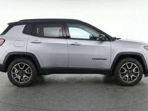 Used 2025 Jeep Compass Trailhawk image 11