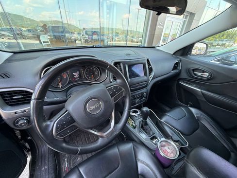 Used 2019 Jeep Cherokee Latitude Plus FWD image 5