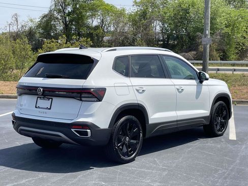 Used 2025 Volkswagen Taos SE w/ Black Wheel Package FWD image 7