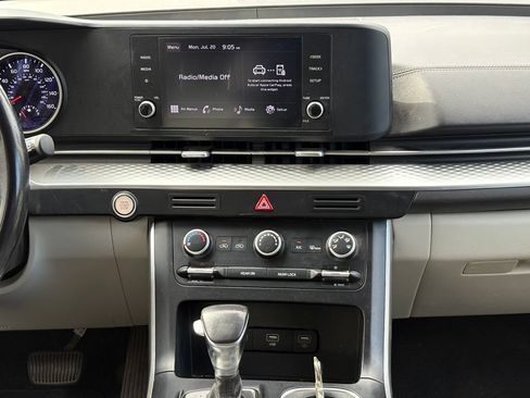 Used 2023 Kia Carnival LX FWD image 14