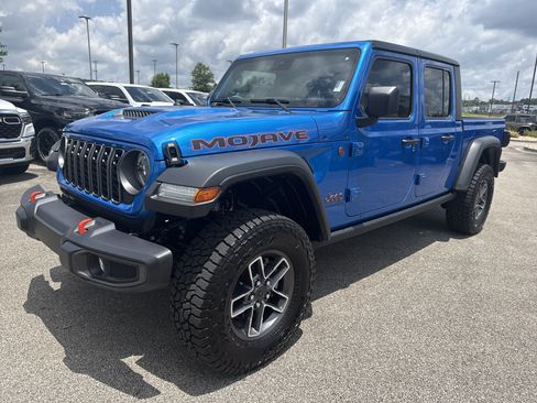 Used 2025 Jeep Gladiator Mojave AWD/4WD image 3